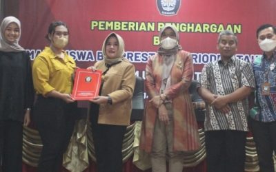 Pemberian Penghargaan Mahasiswa Berprestasi Periode II Tahun 2022