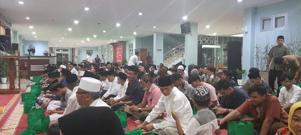 Sholat Isya dan Sholat Tarawih Berjamaah di Fakultas Hukum