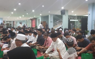 Sholat Isya dan Sholat Tarawih Berjamaah di Fakultas Hukum