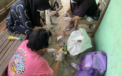 Revolusi Hukum Lingkungan: Mahasiswi Tim II KKN Universitas Diponegoro Ubah Sampah Plastik Jadi Ecobrick Sebagai Material Pembuatan Kolam Ikan