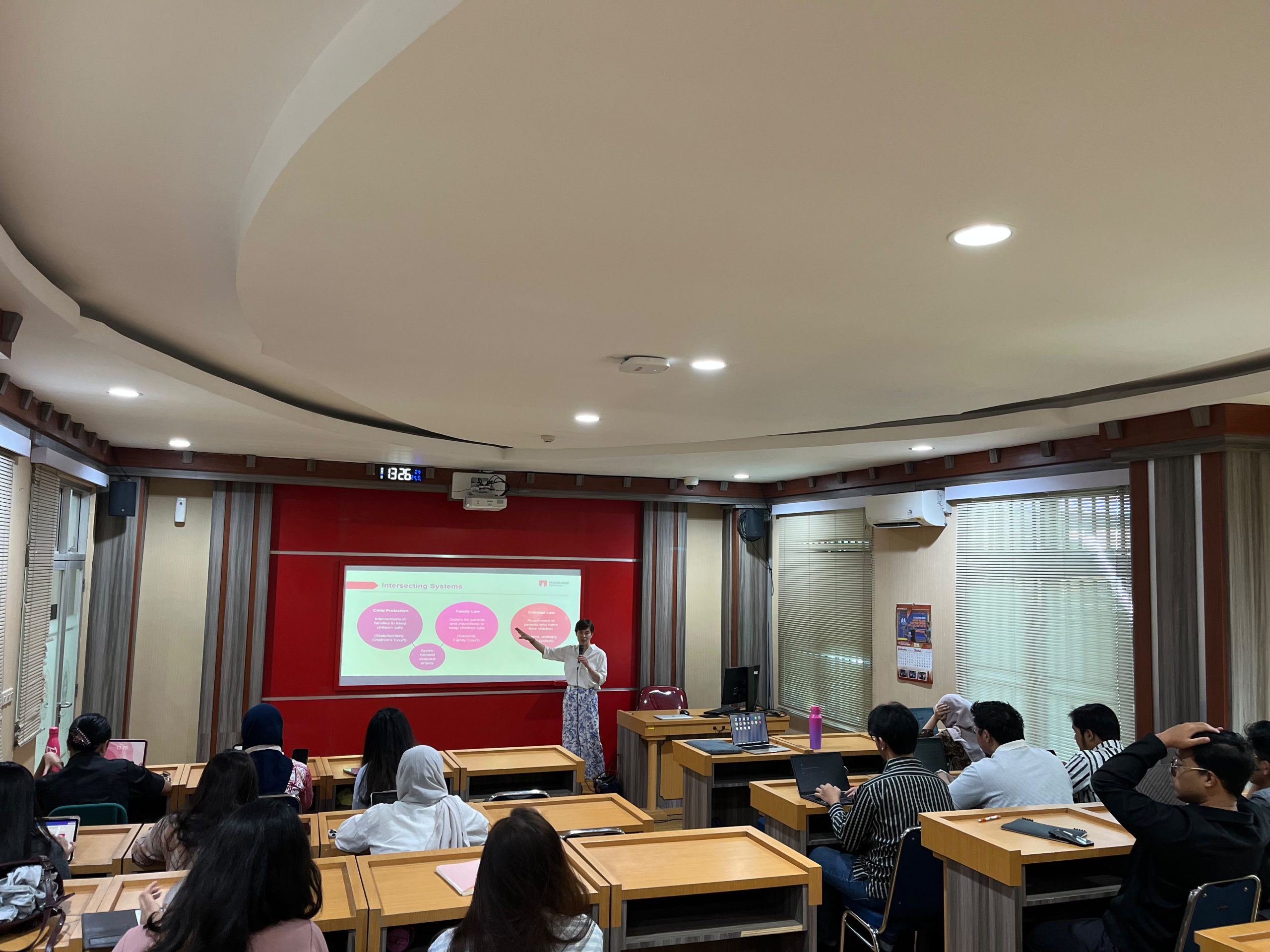 Dr. Esther Erlings hadir di IUP FH Undip